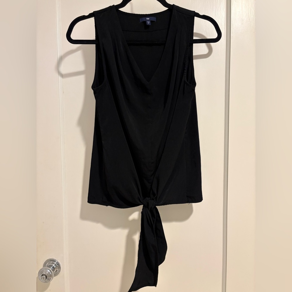 Gap xsmall flowy black sleeveless blouse with front tie.